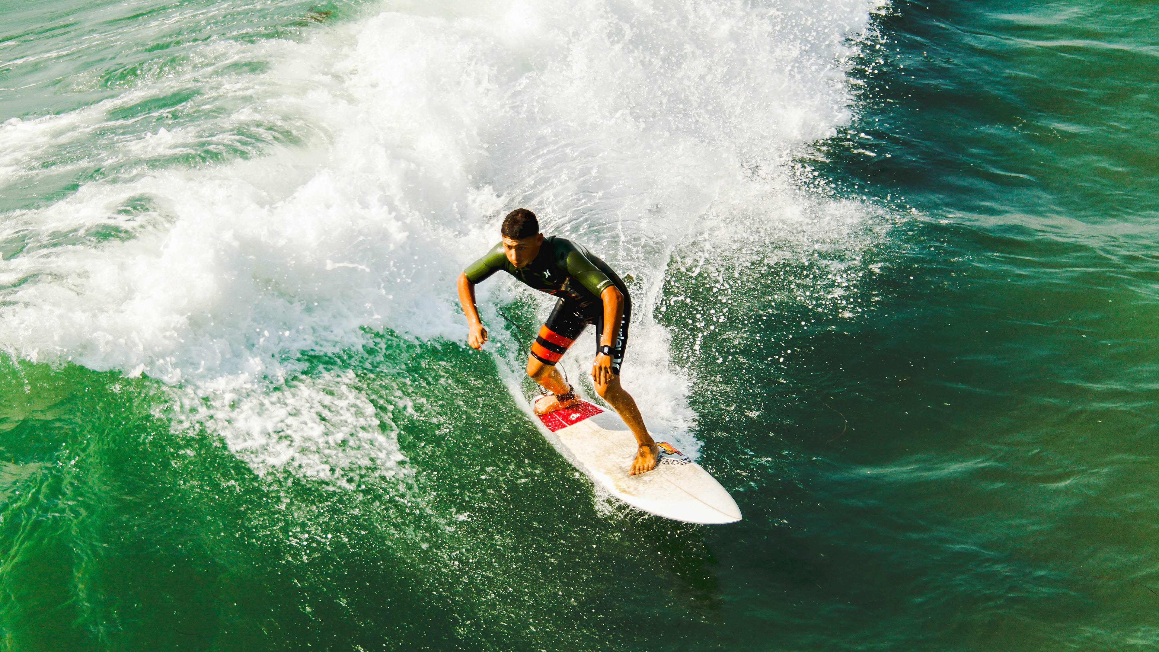 开云体育在线-巴萨控球占优，逐步蚕食对手防线，巴萨控球率98